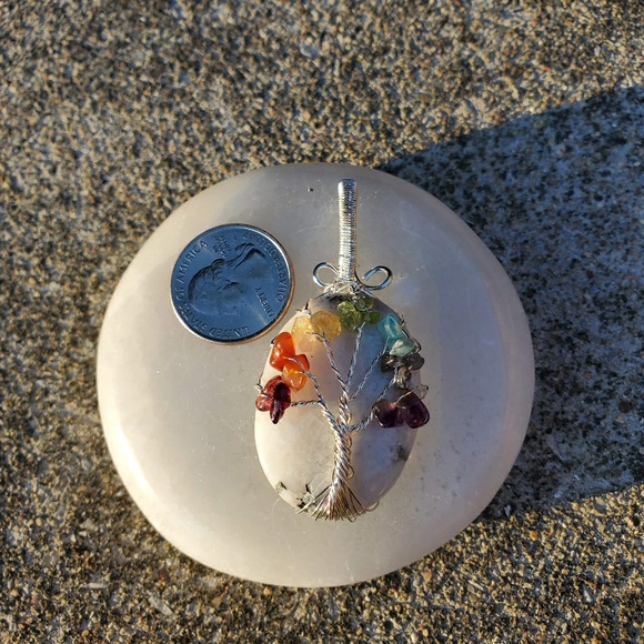 GIFT IDEA White Dendritic Agate Chakra Pendant - Picture 4 of 8